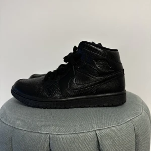 Air Jordan 1 Mid Black Snakeskin - Min sambo säljer dessa Jordans då de inte kommer till användning. Mycket bra skick. Storlek 42