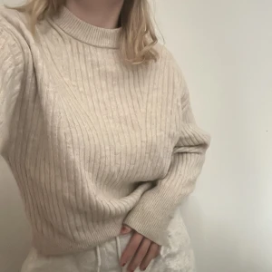 Stickad tröja - Stickad beige tröja från hm i storlek S
