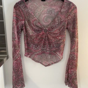 Fin rosa tröja - Lite genomskinlig men super fin rosa tröja. Känner mig som destinys child Beyonce när jag har på mig den