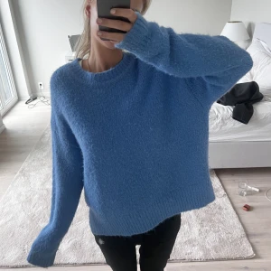 Blå stickad tröja  - Den perfekta höst tröjan! Ifrån Zara i stl M