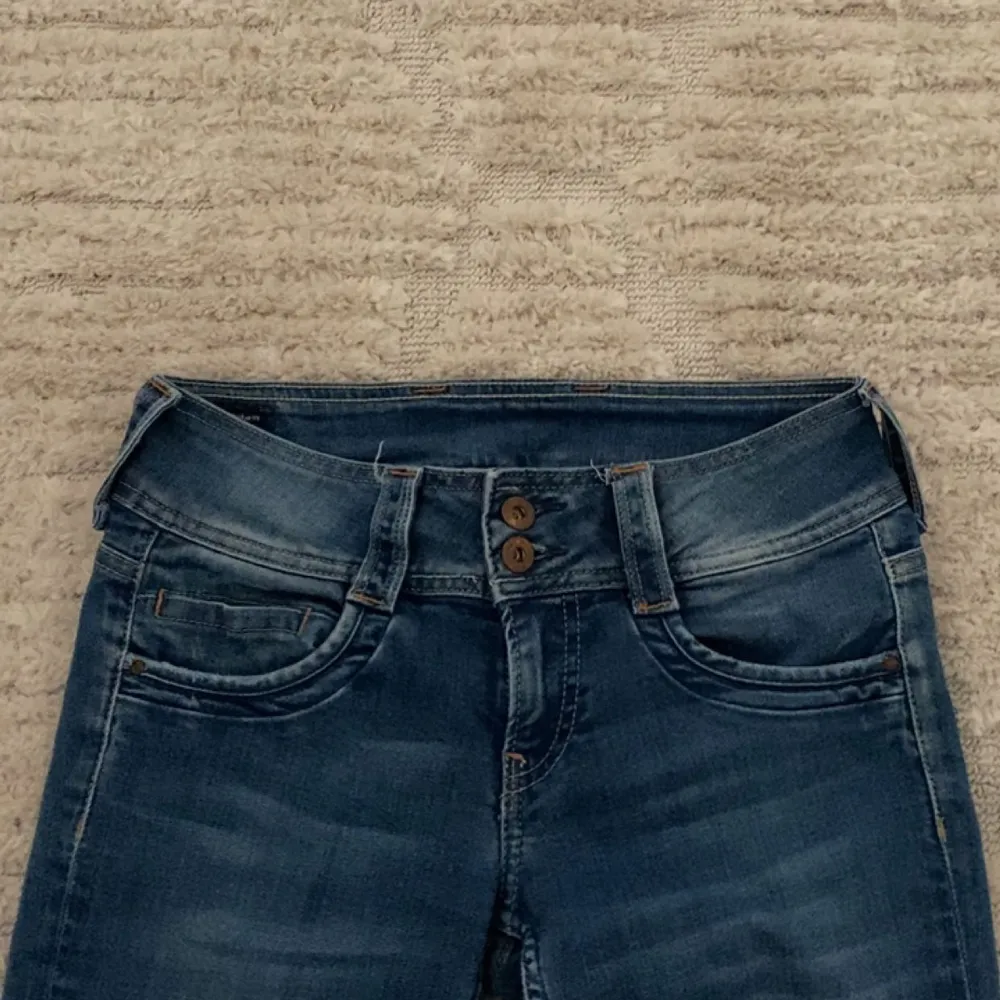 säljer dessa fina jeans från pepe💓köpta från sellpy och har aldrig använt, bra skick💓 säljer på grund av att jag aldrig använder dom eftersom att dom inte sitter alls bra på mig💓. Jeans & Byxor.