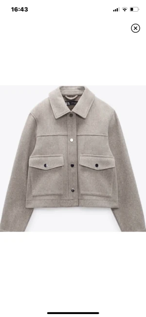 Zara kappa - Säljer min korta kappa från zara. Köptes i april men är nästan aldrig använd. Skriv för mer bilder eller funderingar 