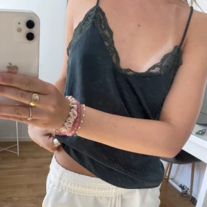 Topp - Jätte fin grön topp från weekday, knappt använd🤍