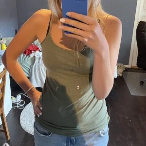 Grönt linne  - Grönt lite längre linne 💞