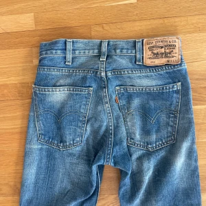 Levis bootcut jeans - Säljer nu mina absoluta favoritjeans som tyvärr blivit alldeles försmå. Ett par Levis bootcut jeans med medelhög midja som passar perfekt i längden för mig dom är 170cm. Står storlek 26/32 men skulle mer säga 24/32