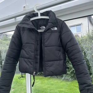 The Nort Face jacka  - Jätte snygg The North Face jacka! Köpt i vintras och är som ny⭐️Säljer då den inte kommer till användning. Köparen står för frakt!