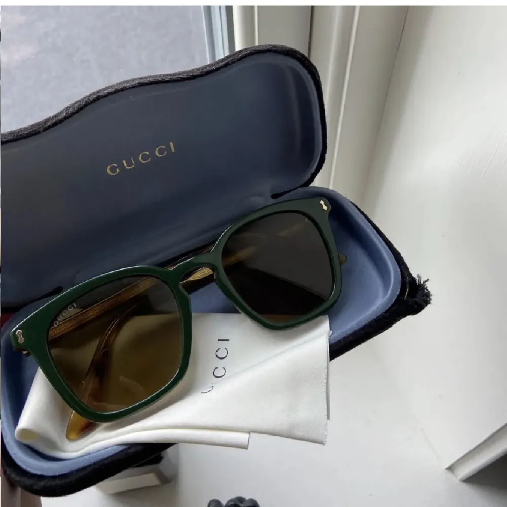 Säljer nu mina gamla Gucci solglasögon. De är en unisex modell så dem passar alla. Kom privat för att få fler bilder. . Accessoarer.