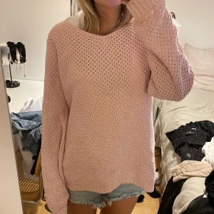 Stickad tröja  - Rosa stickad tröja strl M bra skick💗 fraktar mot köparens bekostnad samt möts upp stockholm 💞