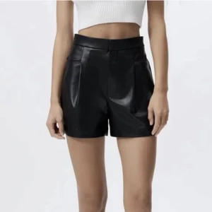 Skinn shorts  - Fint skick! Köparen står för frakten 🤍