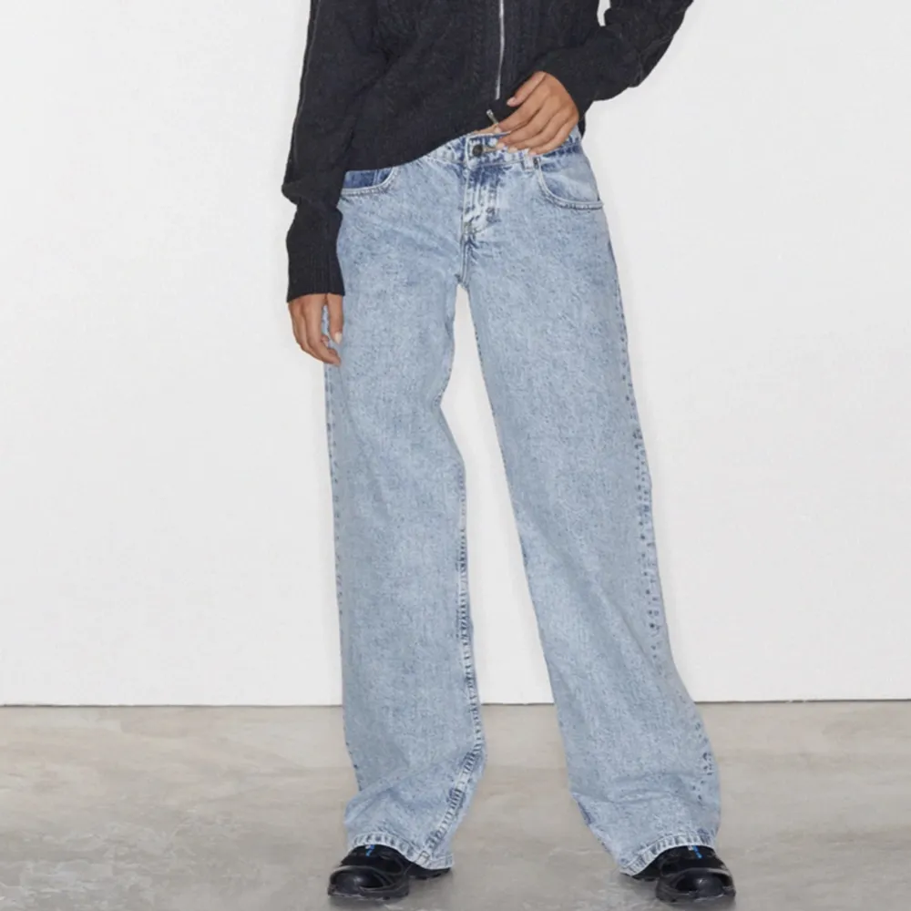 säljer dessa helt nya lågmidjade jeans från motel rocks! lappen finns kvar, aldrig använda :) kostar 760kr + 100kr frakt på hemsidan. . Jeans & Byxor.