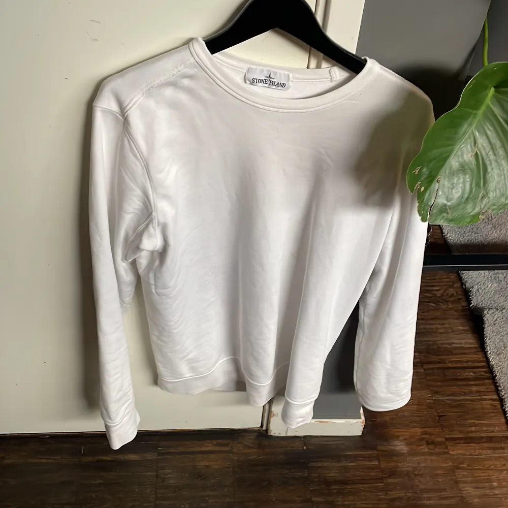 Säljer denna vita stone island hoodie i vit färg finns inge kvitto men den ör köpt på NK. ny pris ca 2800kr. Hoodies.