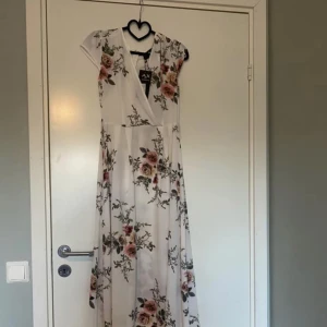 Lång klänning - Aldrig använt. Prislapp är kvar
