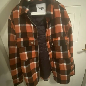 Höst/Vår jacka  - Säljer denna coola vår/höst jacka från Zara. Plagget har använts sparsamt och är i toppen skick. Vid visat intresse kan priset diskuteras mer.