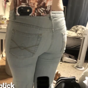 Lågmidjade jeans - Så fina ljusa lågmidjade jeans köpte här på plick men passade inte så som jag ville❤️ i bra skick!💕