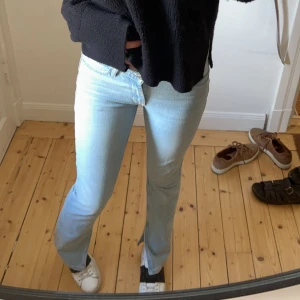 zara jeans  - jätte snygga lågmidjade zara jeans i storlek 36❤️använda ett fåtal gånger❤️köpt för 399❤️