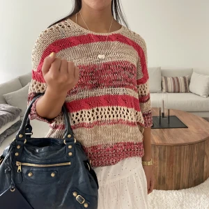 Virkad färgglad t-shirt - En sån sjukt snygg och unik virkad t-shirt i olika färger!! Så snygg nu till hösten🍂🍂🍁(skulle säga att den är snyggare i verkligheten än på bild) 