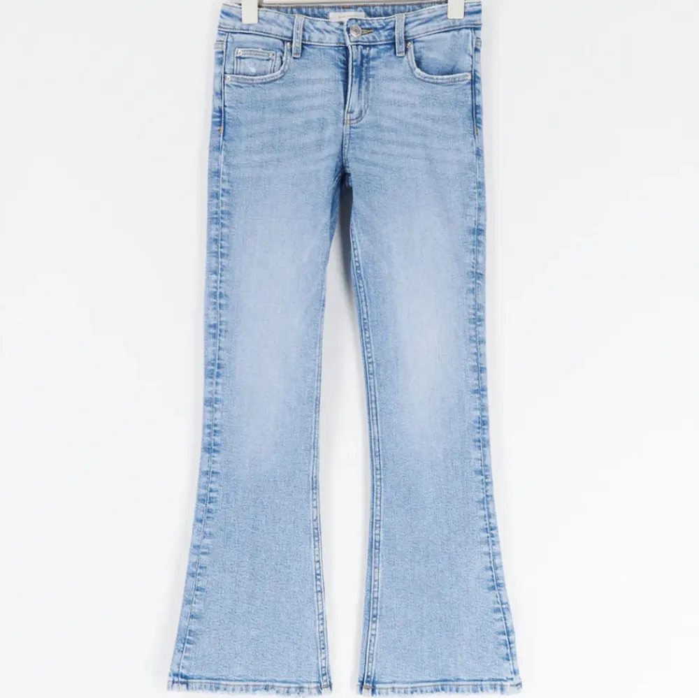 Jag säljer mina jeans från Young Gina då jag inte längre kan ha dom💓, dom är använda ett fåtal gånger men inget som syns! Dom har lite slitningar längst ner och på lite andra ställen. Hör gärna av dig vid frågor och tryck inte på köp nu!💓🙏. Jeans & Byxor.