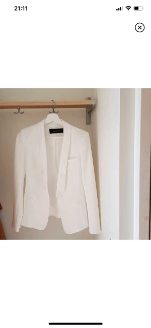 Zara kavaj - Säljer en vit Zara kavaj/blazer som användes en gång på skolavslutningen. 