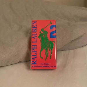 Ralph Lauren parfym - Säljer min oöppnade ralph loren parfym då jag köpte två och inte använt den ena så mycket, som ni ser på bilden så är den ena den jag använt och dom är lika stora, luktar skitgott men behöver ej 2 st, köpt för 400kr