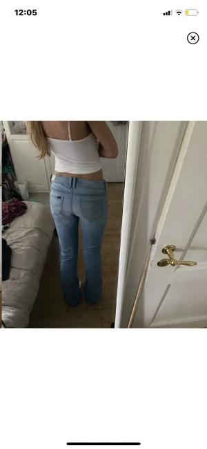 söta jeans  - jätte söta jeans säljer för att de var lite för stora skriv om du har frågor💗 står ingen storlek men skulle gissa på 27 28. midjemått rakt över e 37cm och innerbenslängden är 85cm❤️