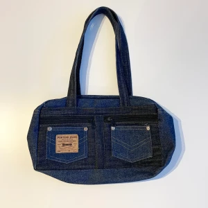 Axelväska - Svinsnygg axelväska/handväska i nyskick! Den är i jeans, med byxdetaljer och rymlig för sin storlek⭐️⭐️
