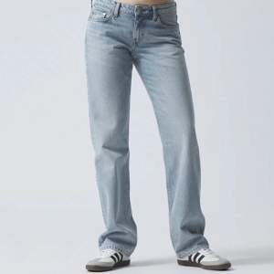 low arrow jeans från weekday nypris: 590kr aldrig använt 