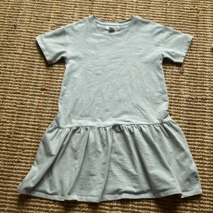 Grön klänning - Såå sjukt fin grön klänning är tyvätt för liten, skriv privat för fler bilder