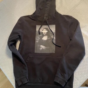 Hoodie - Säljer denna svarta hoodie från ”The cool elephant” då den ej används längre. Väldigt fint skick, nästan oanvänd! Köparen står för frakt💗