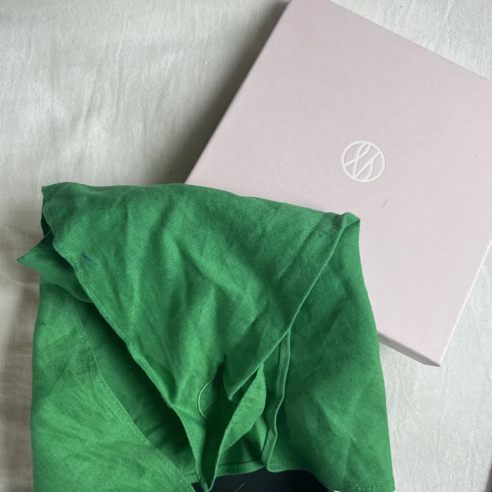 Säljer lite olika scarfs.  Grön: Lescarf köpt Sellpy  Blommig: Zara  Leopard: Zara  Randig & Guldig: loppisar . Accessoarer.