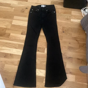 Snake flared jeans😍 - EXTREMT snygga byxor, använt dem 1 gång och helt osliten, ger dig extrema kurvor, ganska långa, köpte dem för 300 men säljer det för halva priset! Byxorna funkar på allt!! 