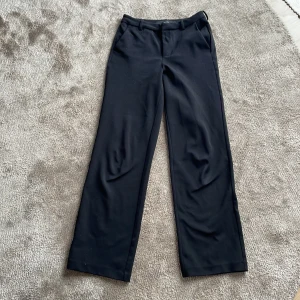 Kostymbyxor VERO MODA - Hej, säljer dessa kostymbyxor från Vero Moda i storlek xs eftersom det är lite för korta för mig (är 164)❤️Har lite defekter, är lite noppiga. Fråga på om du undrar något😊köparen står för frakt 🚚 