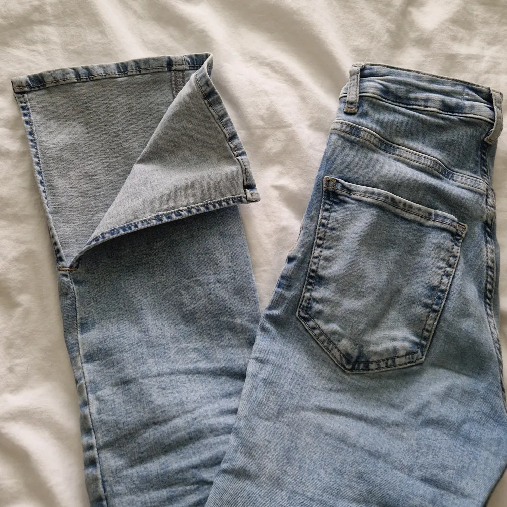 Säljer dessa gina tricot perfect jeans då de har blivit för korta för mig.. Jeans & Byxor.