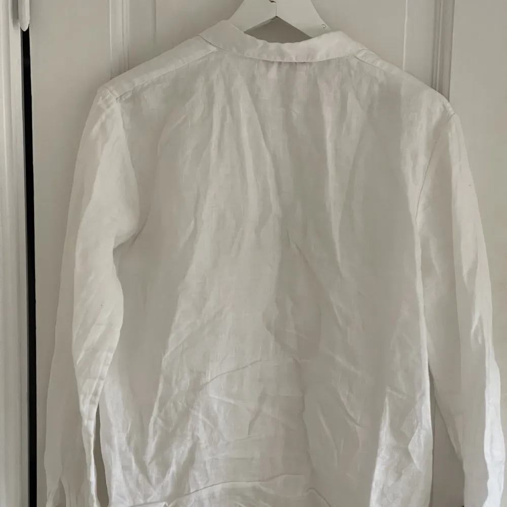 Linneskjorta från Massimodutti, storlek saknas men passar XS/S🤩🤩. Skjortor.