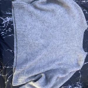 Stickad tröja  - Detta klädesplagg är en grå stickad tröja i storlek M. Bara använd 3 gånger ungefär, så hoppas någon annan får mer användning för den.