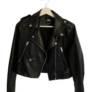 Skinnjacka - Säljer min skinnjacka ifrån zara då den är förliten för mig! Även bra skick då jag knappt använt den! Det står storlek M men känns som en xs!! 