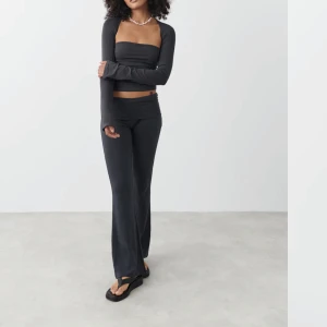 yoga pants - säljer mina gråa yogapants från ginatricot för dom kommer ej till användning, då var dom för korta för mig. har bara testat dom.   nypris: 359 kr. Mitt pris: 200 kr 