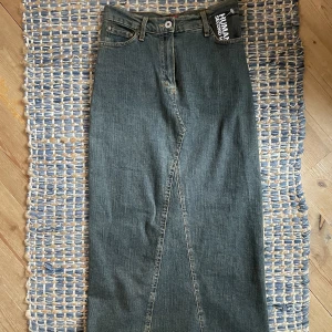Jeans kjol - Säljer denna jeanskjol från humana då den satt för tajt på mig med prislappen kvar (inte använd). Slits och fina detaljer på bakfickorna, skirv för frågor och fler bilder🫶🩷