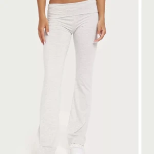 Yogapants  - Jätte sköna yogapants från Nelly. Kommer inte till användning, nyligen köpta och använda endast en gång.  