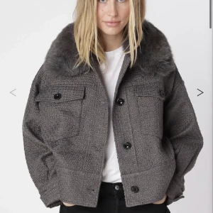 MEOTINE - meotine jacka nyskick precis samma modell som på bilden fast en lite mer mörkgrå färg 🥰