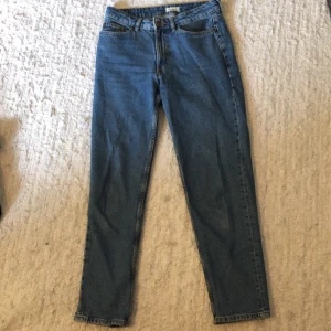 Blåa Jeans  - Blåa straight jeans (NEA) från Lindex 