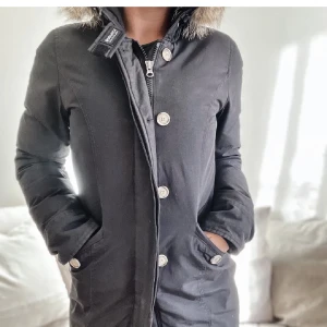 Woolrich parka  - Min fina Woolrich som tyvärr blivit lite liten. Använd 2 vintrar, sparsamt. Nypris 9800kr