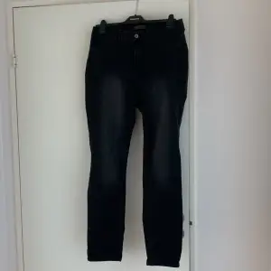 Bonprix jeans i svart och mörkblå. Båda är stl 42. Köpta 2020 använda några få gånger. Original pris- 200kr (per jeans). Köparen står för frakt.