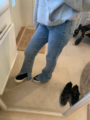 Jeans - Säljer dessa blåajeansen från Zara för endast 199kr!!  Pga att de inte kommer till användning.