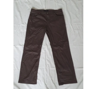 Brun randiga byxor - Oanvända, har hål på insidan om man vill trä igenom ett skosnöre eller liknande för en mer formpassade look, straight fit. Osäker på storleken men passar mig som är s/m 