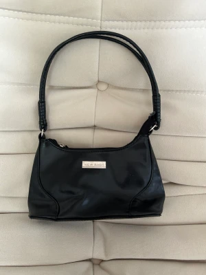 Väska  - Snygg och trendig miniväska! Köpt vintage 