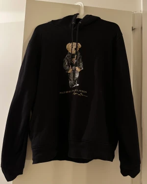 Ralph lauren polo bear Hoodie svart - Ralph lauren hoodie i helt perfekt skick storlek: M säljer då den inte används kvitto finns!