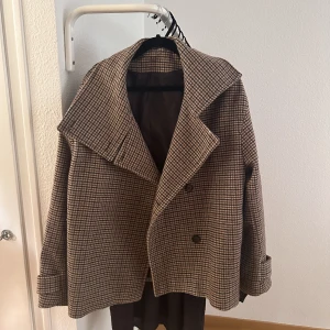 ARKET KAPPA KORT - Säljer min supertrendiga kappa från ARKET  Ordinariepris 1400kr Använd Max 10 gånger 