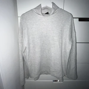 Tröja - Grå polo tröja från Gina Tricot. Med kort slit på vardera sida längst ner. I bra skick!! 