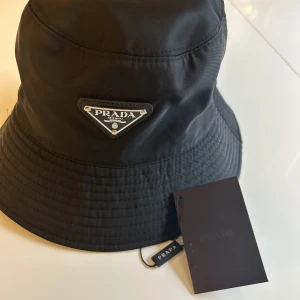 Prada black nylon bucket hat - Pris kan diskuteras  Helt nya Prada bucket hat