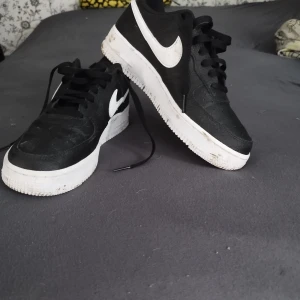 Nike Air Force  - Nike Air Force 1 i storlek 38 i väldigt bra skick endast använda få hånger
